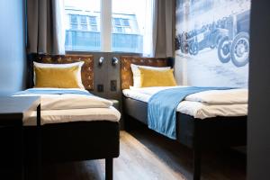 奥斯陆The Verdandi Hotel的带窗户的客房内设有两张单人床。