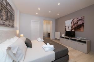 莱切Taranta Suite的卧室配有一张白色大床和一台平面电视。