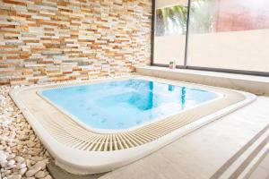 塞辛布拉道斯孜伯劳斯酒店的砖墙房间的一座大型游泳池