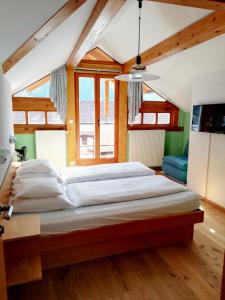 KaunsGasthof Falkeis的一间卧室,卧室内配有一张大床