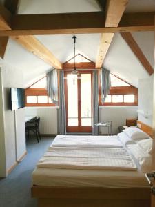 KaunsGasthof Falkeis的一间卧室设有两张床和大窗户