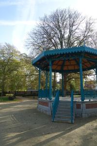 阿特Hôtel du Parc Ath的公园内带楼梯的蓝色凉亭