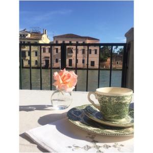 威尼斯Terrazza Momon的茶几,杯,花瓶