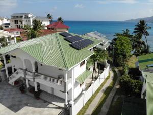 贝尔欧布莱Drake Seaside Studio Apartments的屋顶上太阳能电池板房子的空中景观