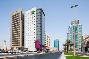 沙迦ibis Styles Sharjah的城市中拥有高楼街道