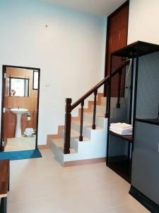 Ban Wang TakhraiSophia Resort的客房设有楼梯和带水槽的浴室
