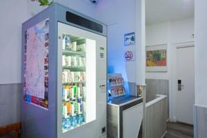 阿姆斯特丹提图斯城市中心酒店的一间备有饮品的冰箱