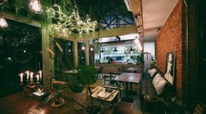 安帕瓦Gajib Bed&Breakfast的一间带桌椅的餐厅和酒吧