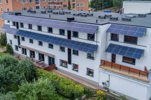 珀尔瓦佩萨酒店的屋顶上设有太阳能电池板的白色建筑