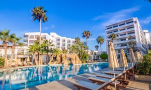 阿依纳帕Adams Beach Hotel & Spa的一个带躺椅和遮阳伞的游泳池