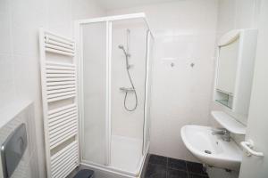 布雷斯肯斯Hello Zeeland - Appartement Port Scaldis 13-111的带淋浴和盥洗盆的白色浴室