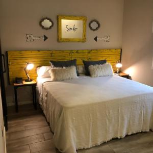 康考迪亚Cristobal Hotel Boutique的卧室配有一张带两个枕头的大白色床