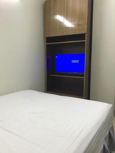 达卡Hotel Seven Star的墙上有电视的房间的一张床位