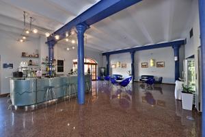 塔博尔德沃夏克塔博尔LH会议及康体酒店的一间设有蓝色柱子和酒吧的大房间