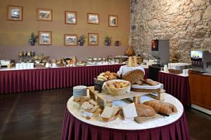 塔博尔德沃夏克塔博尔LH会议及康体酒店的一张桌子,上面放着各种面包和篮子