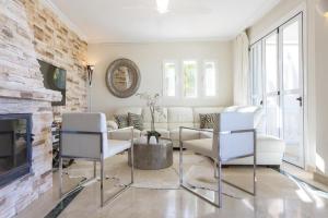 圣安东尼奥湾DOS MONOS的客厅配有白色家具和壁炉