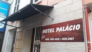 阿雷格里港Hotel Palácio - Próx ao Hospital Santa Casa的大楼一侧的帕拉帕标志