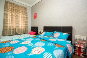 甘邦康卡普拉Skudai Homestay Pulai Perdana near UTM JPO and Taman Universiti的一间卧室配有两张带遮阳伞的床。