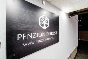 罗兹瓦多夫Penzion Forest的墙上的奥米纳蒂信任标志