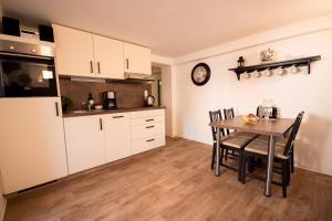 VogelsangFerienwohnung SEA的厨房以及带桌椅的用餐室。