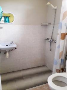 格兰贝伊森特维尔公寓式酒店的一间带卫生间和水槽的浴室