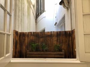 布宜诺斯艾利斯Antiguo departamento con excelente ubicación的窗户上设有木栅栏,里面种有植物