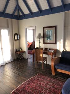 Five Islands VillageBreeze Cottage的客厅配有沙发和桌子