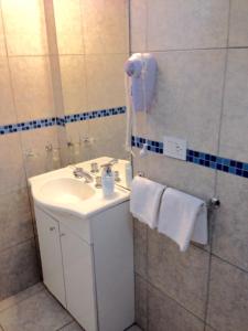 布兰卡港Las Marinas Rent的白色的浴室设有水槽和镜子