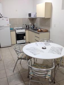 布兰卡港Las Marinas Rent的厨房配有白色的桌椅