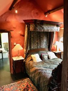 普尔赫利The Piggery - North Wales Retreat的一间卧室,卧室内配有一张大床