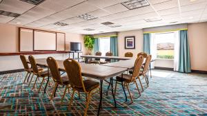 BurkburnettQuality Inn & Suites的一间会议室,配有桌椅