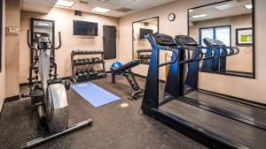 BurkburnettQuality Inn & Suites的健身房设有跑步机和椭圆机