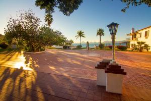 瓜伊马斯Hotel Playa de Cortes的棕榈树砖人行道上的路灯