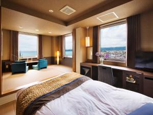南部町阿萨西罗日式旅馆的酒店客房设有一张床、一张书桌和窗户。