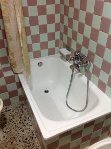 赫罗纳阿罕布拉旅馆的浴室设有浴缸和淋浴。