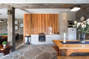 箭镇Creagh Cottage and Homestead的一个带木制橱柜和桌子的厨房