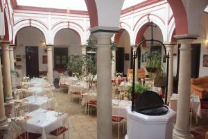 阿尔科斯-德拉弗龙特拉Hotel Marqués de Torresoto by Vivere Stays的一间设有桌椅和白色桌布的房间