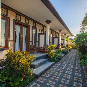 沙努尔Taman Bali Homestay的通往前门廊的走道