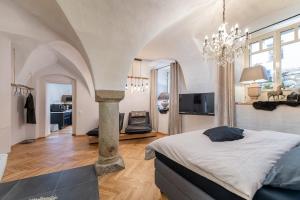 帕绍Passau42的一间卧室配有一张大床和一个吊灯。