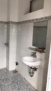 邦美蜀Nhà Nghỉ Hoàng Hoa的一间带水槽和镜子的浴室