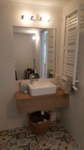 奥尔什丁Kolbergarden的浴室设有白色水槽和镜子