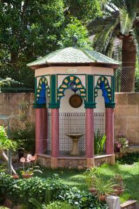 索列尔Turismo de Interior S'Ardeviu的花园内带喷泉的小凉亭