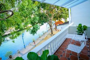马六甲艾瓦马六甲酒店的享有水景的阳台