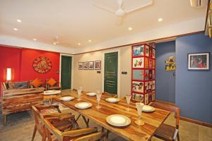 孟买Theory9 Premium Service Apartments Khar的一间带木桌和椅子的用餐室