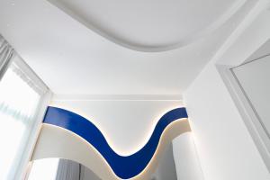 瓦斯托伊克斯西尔酒店的一间拥有蓝色和白色图案的天花板的房间