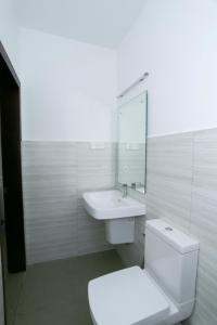 科伦坡5 @ Rodney Place的白色的浴室设有卫生间和水槽。