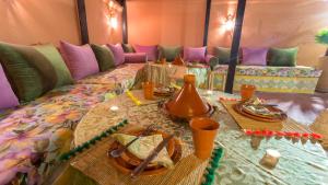 马拉喀什Riad Ramz的一张沙发,上面有一张桌子和盘子