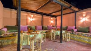 马拉喀什Riad Ramz的一间在房间内配有桌椅的餐厅