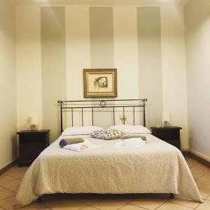 比耶拉Albergo e Ostello della gioventù Biella centro storico的一间卧室配有一张床,上面有两条毛巾
