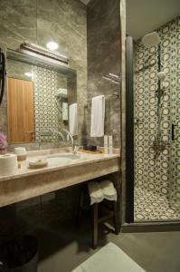 伊斯坦布尔Nomade Hotel Exclusive的一间带水槽和淋浴的浴室